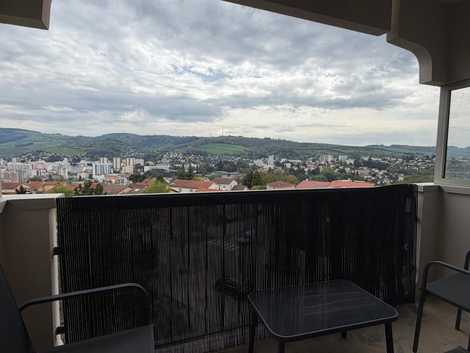 Cocon urbain avec vue panoramique Balcon Tout équipé Apartment in Saint-Étienne