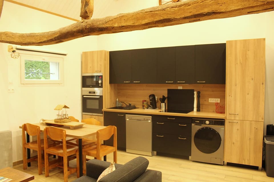Coffee/tea facilities, Kitchen or kitchenette, Dining area, dishwasher, oven, pet friendly, stove, toaster, washing machine