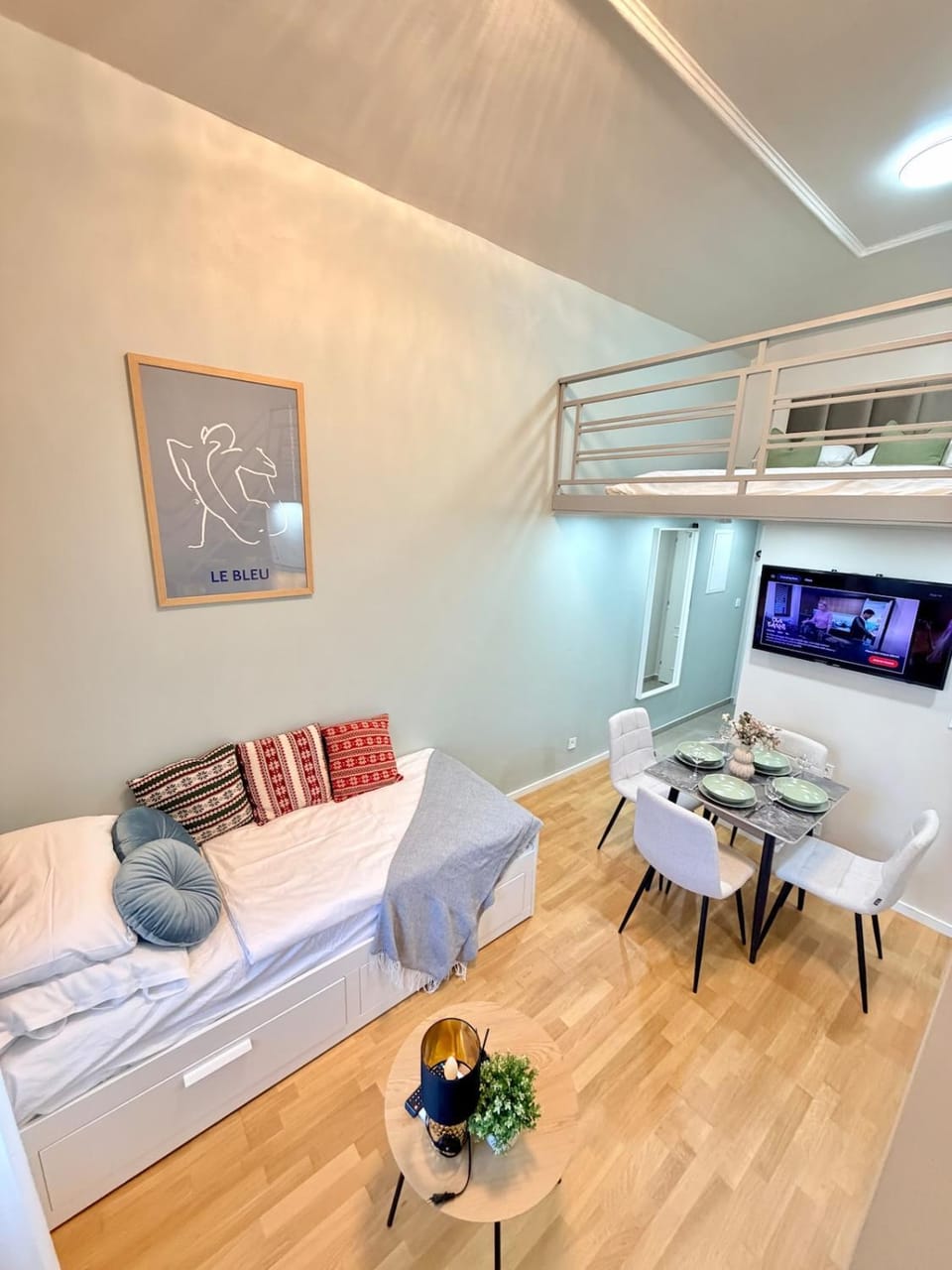 Bed, TV and multimedia, Living room, Photo of the whole room, Seating area, Dining area, Bedroom