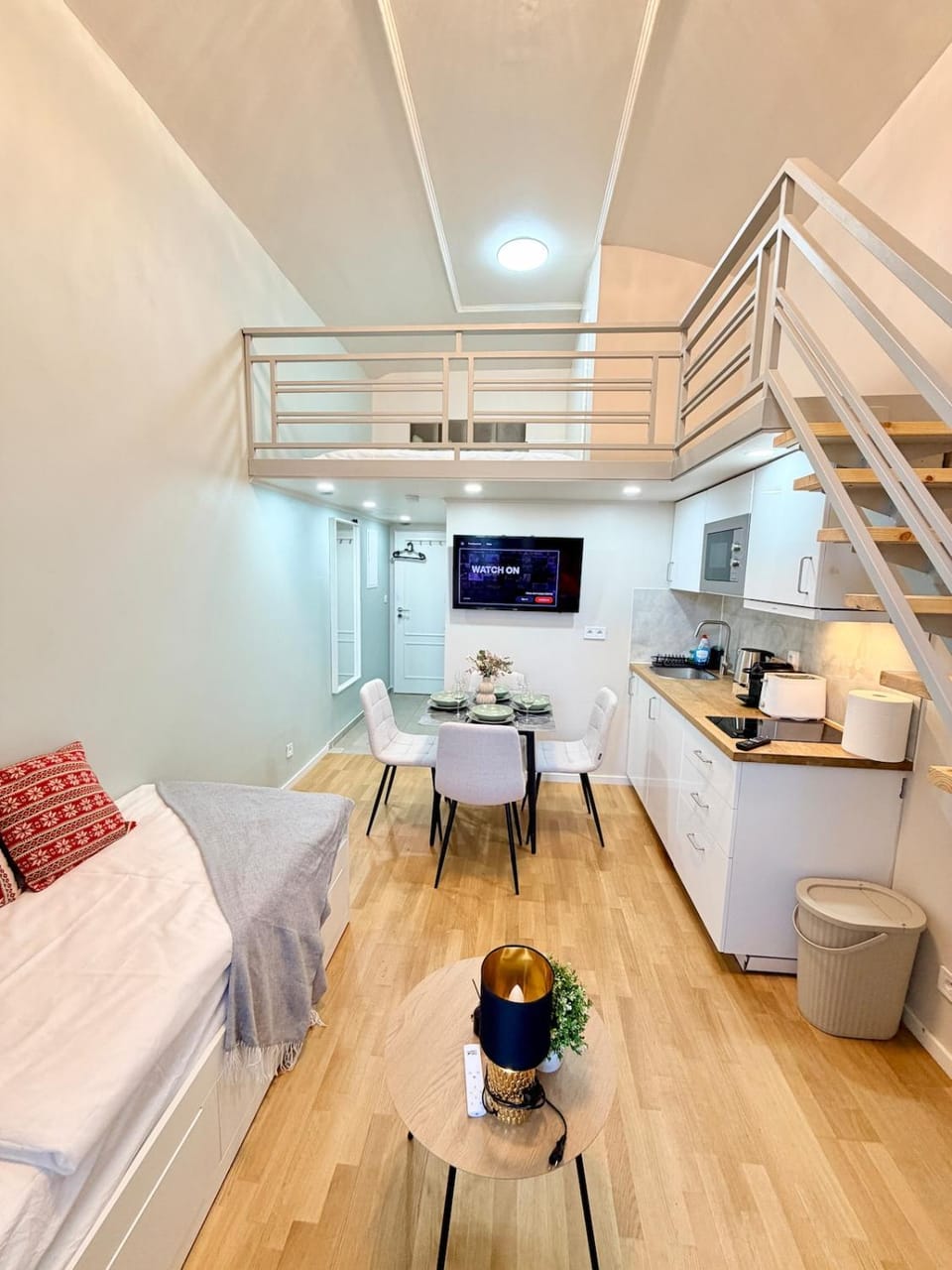Bed, TV and multimedia, Seating area