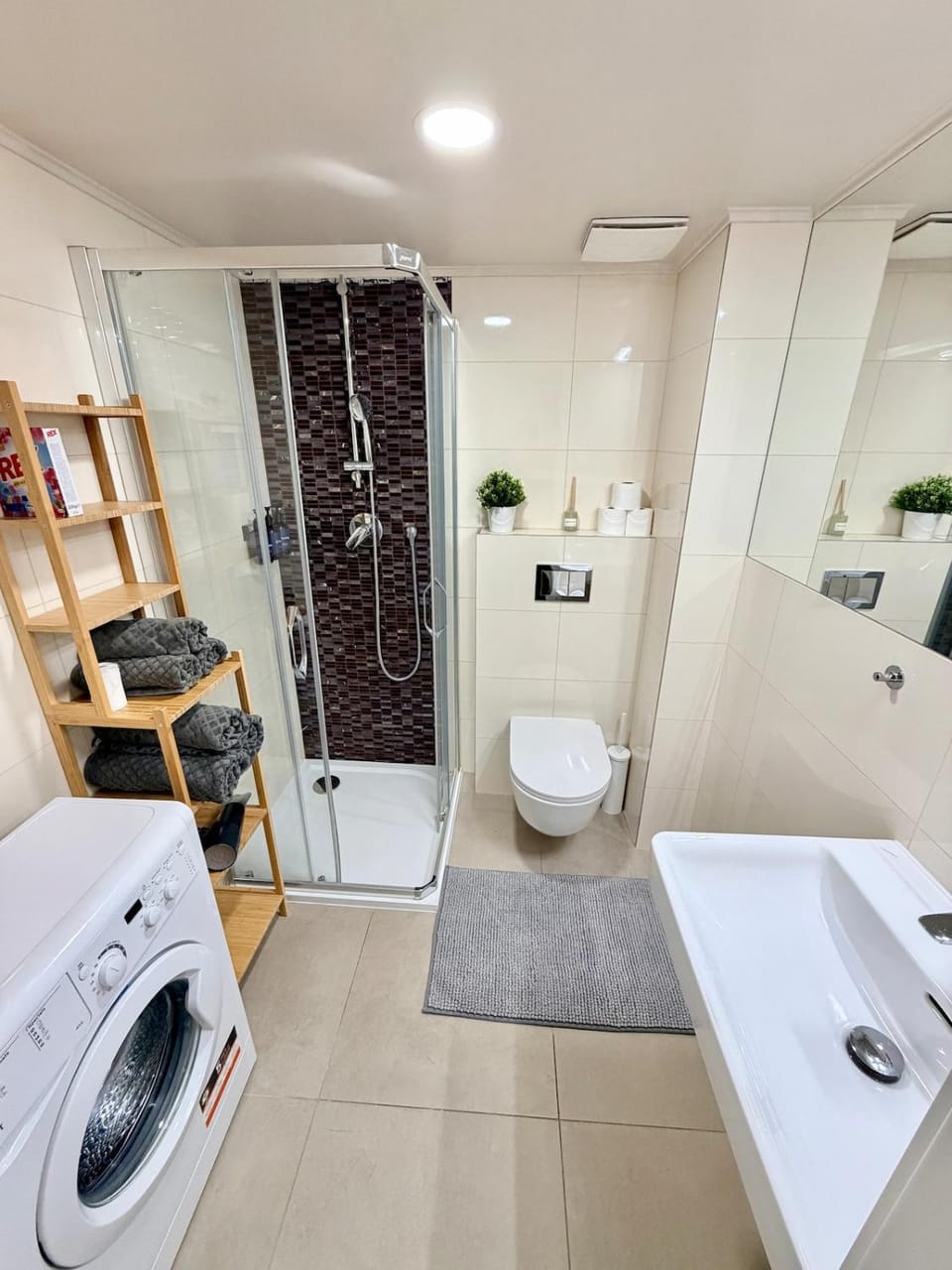 Shower, Toilet, Bathroom, towels, washing machine