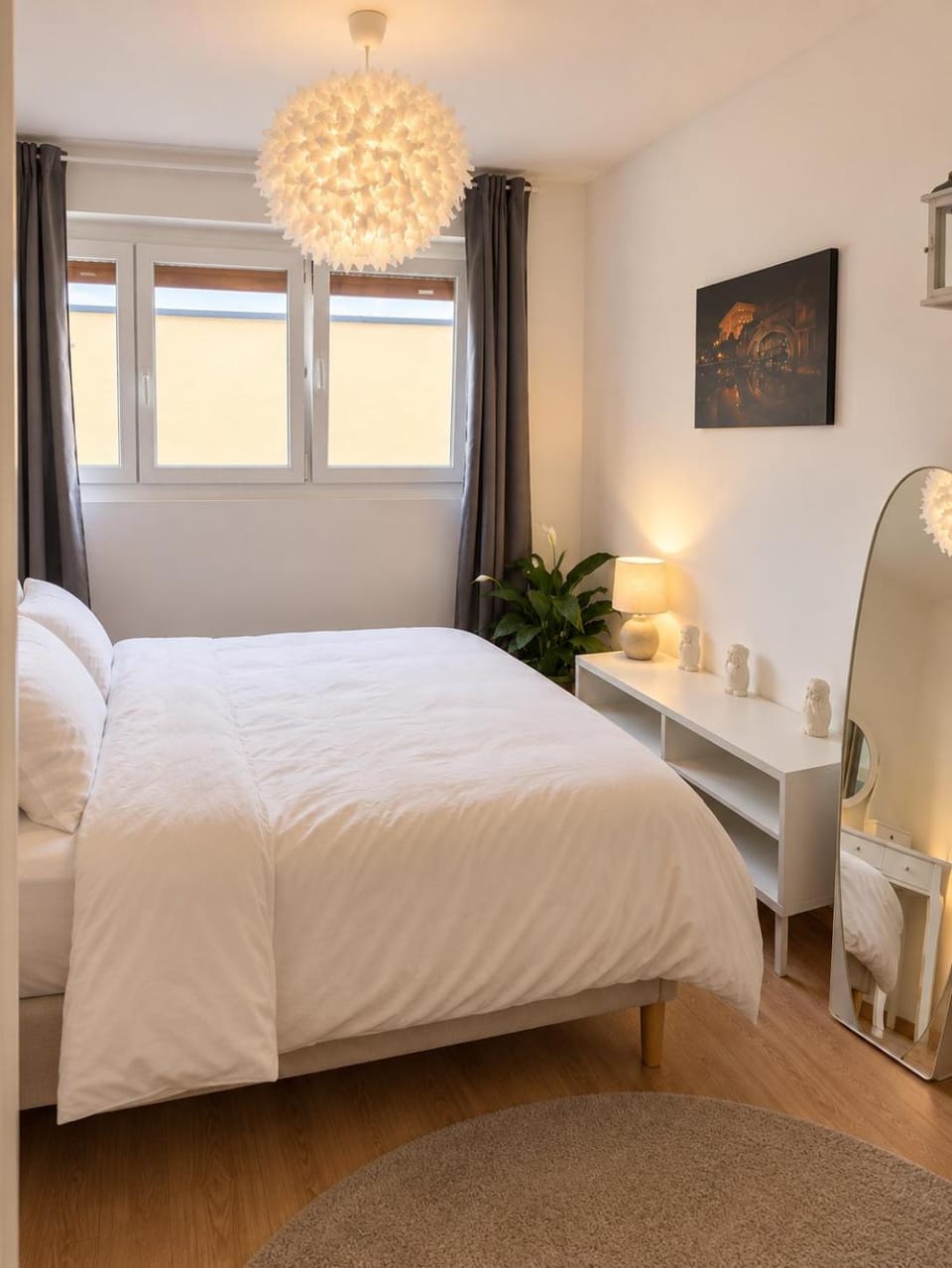 Bed, TV and multimedia, Photo of the whole room, Bedroom
