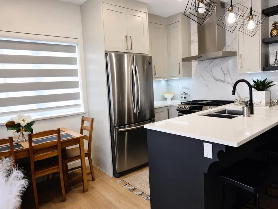 Modern 2BD-2BA Sofa Bed Townhouse Near Airport House in Vancouver