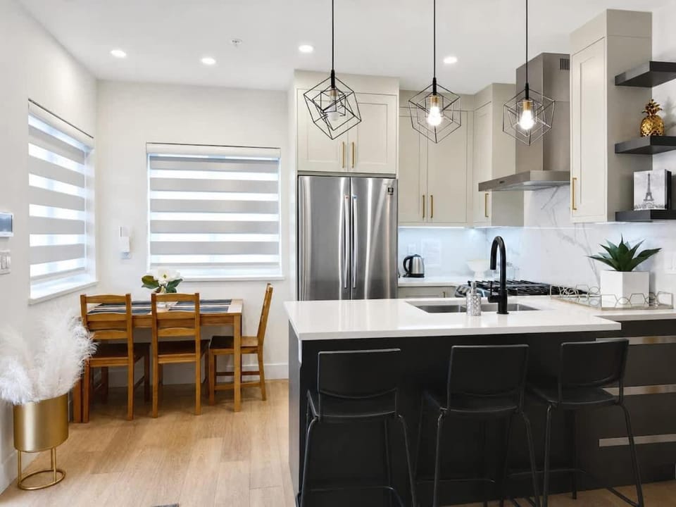 Modern 2BD-2BA Sofa Bed Townhouse Near Airport House in Vancouver
