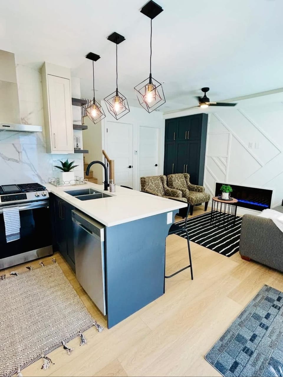 Modern 2BD-2BA Sofa Bed Townhouse Near Airport House in Vancouver