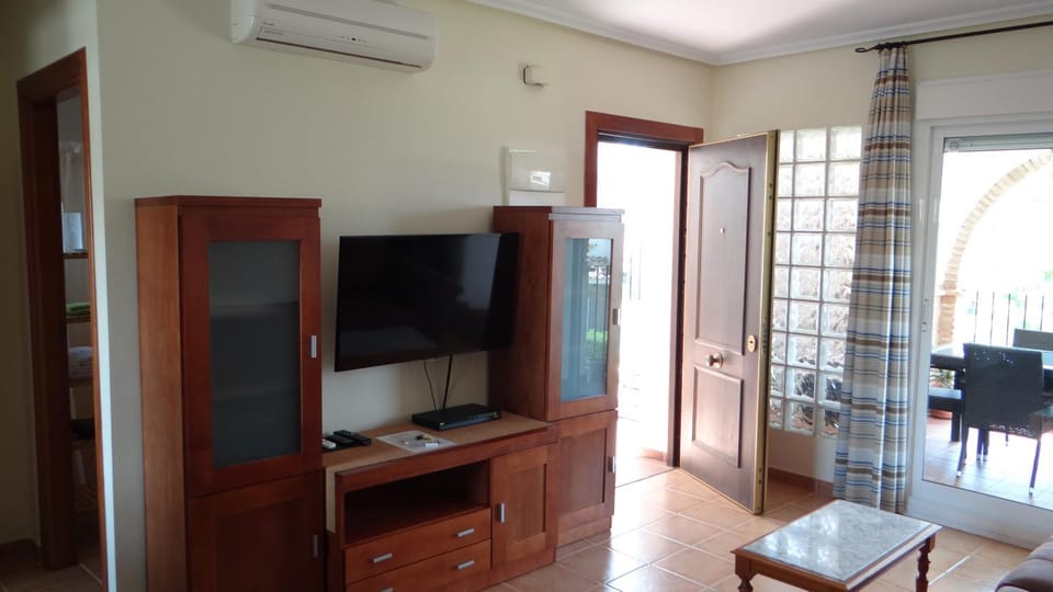 TV and multimedia, Living room, Seating area, Dining area