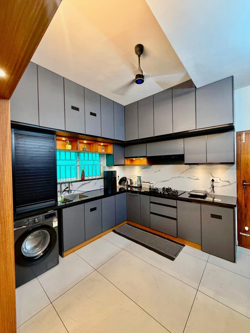 Casa Mira Homes AC Family premium Rooms with Lift access Apartment in Kochi