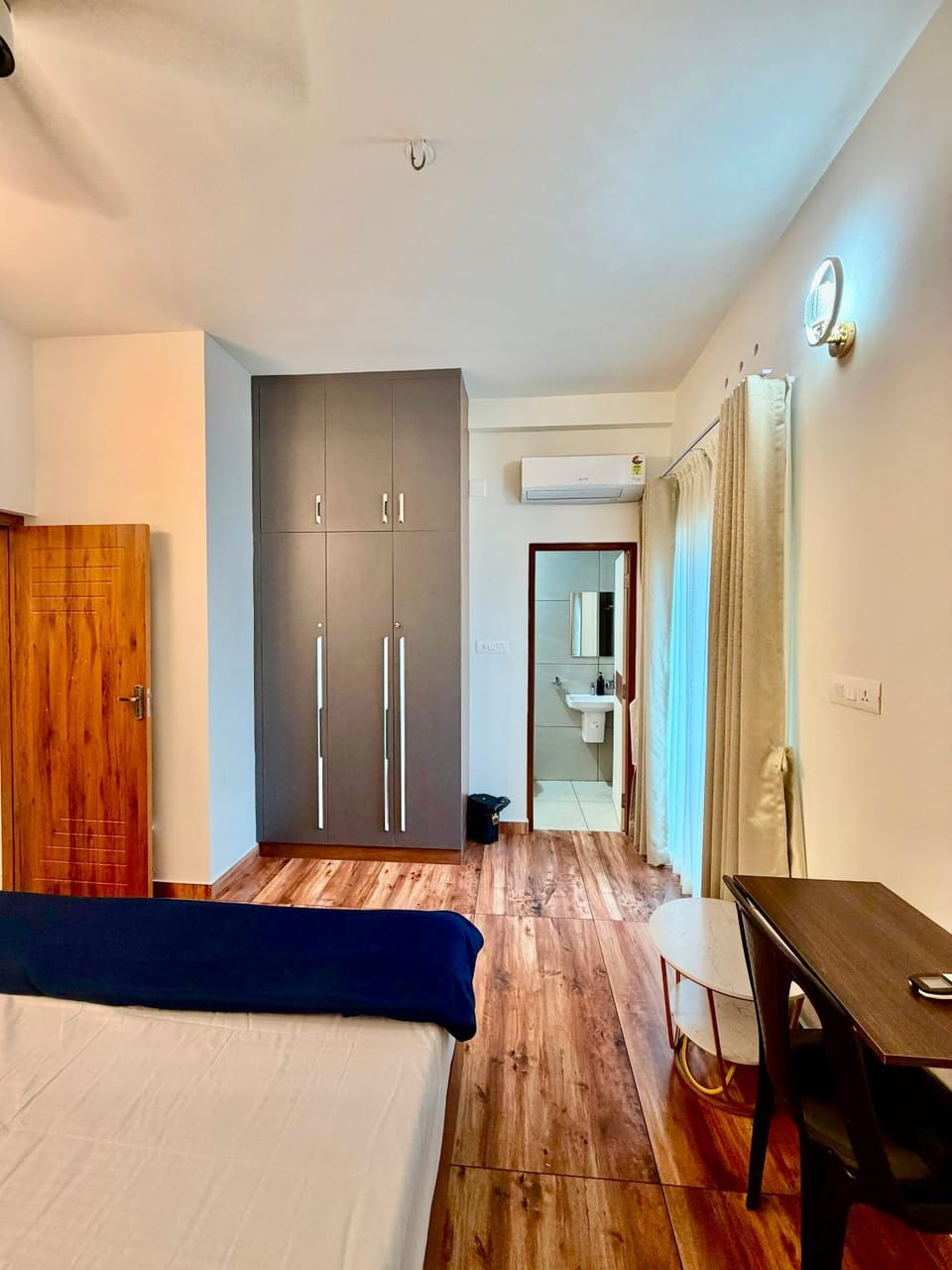 Casa Mira Homes AC Family premium Rooms with Lift access Apartment in Kochi