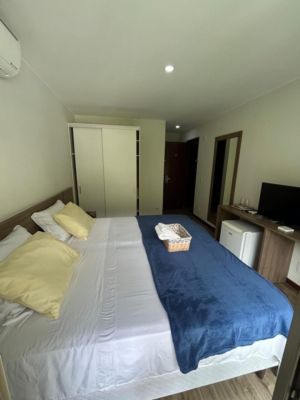 Bed, TV and multimedia, Photo of the whole room, Bedroom, towels, wardrobe