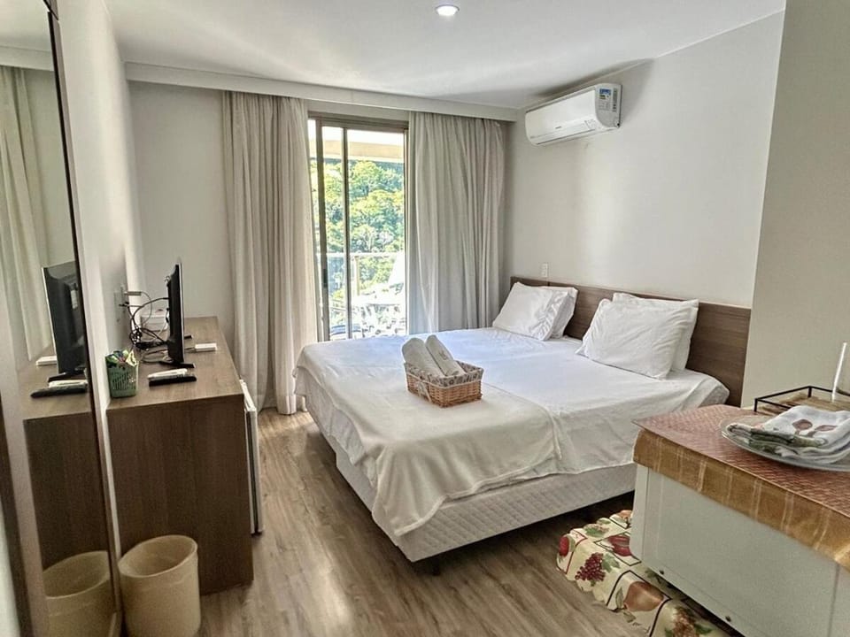 Bed, TV and multimedia, Photo of the whole room, Bedroom, towels, air conditioner