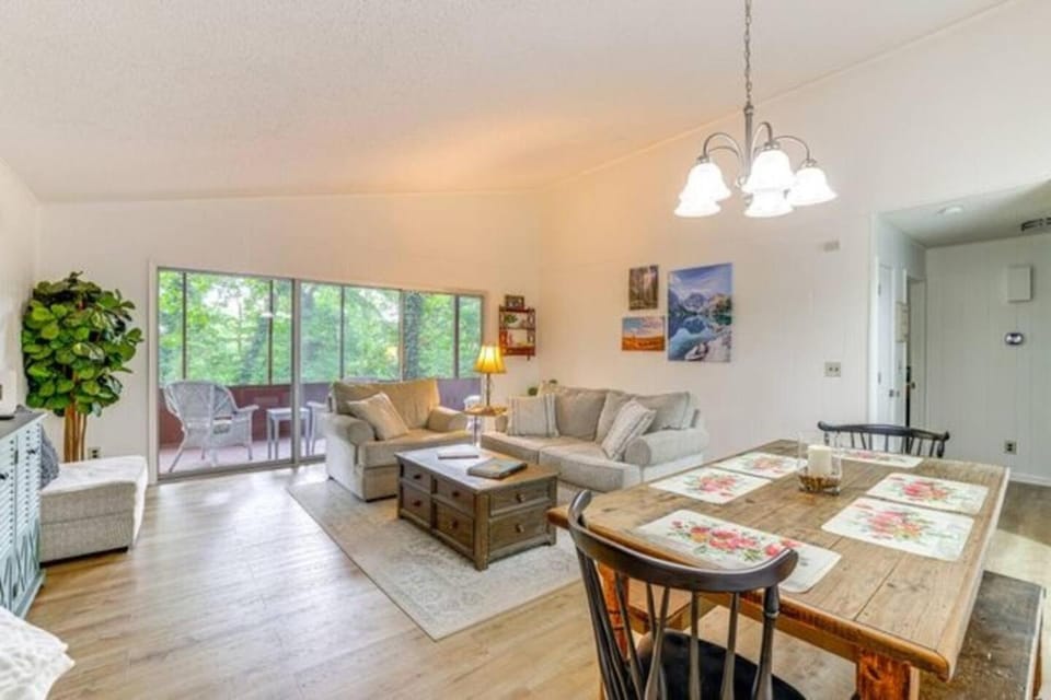 View (from property/room), Balcony/Terrace, Living room, Seating area, Dining area, Garden view