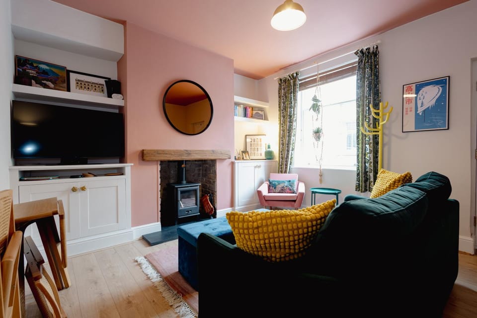 The Pink Door by Salts Mill, Sleeps 4 House in Bradford