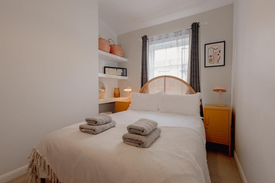 The Pink Door by Salts Mill, Sleeps 4 House in Bradford