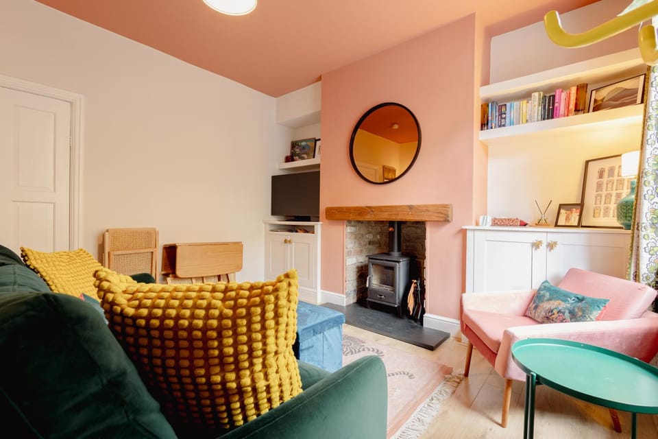 The Pink Door by Salts Mill, Sleeps 4 House in Bradford