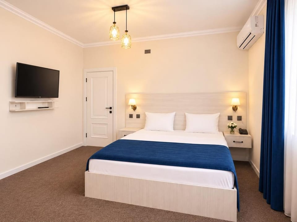 Bed, TV and multimedia, Photo of the whole room, Bedroom, fireplace, air conditioner