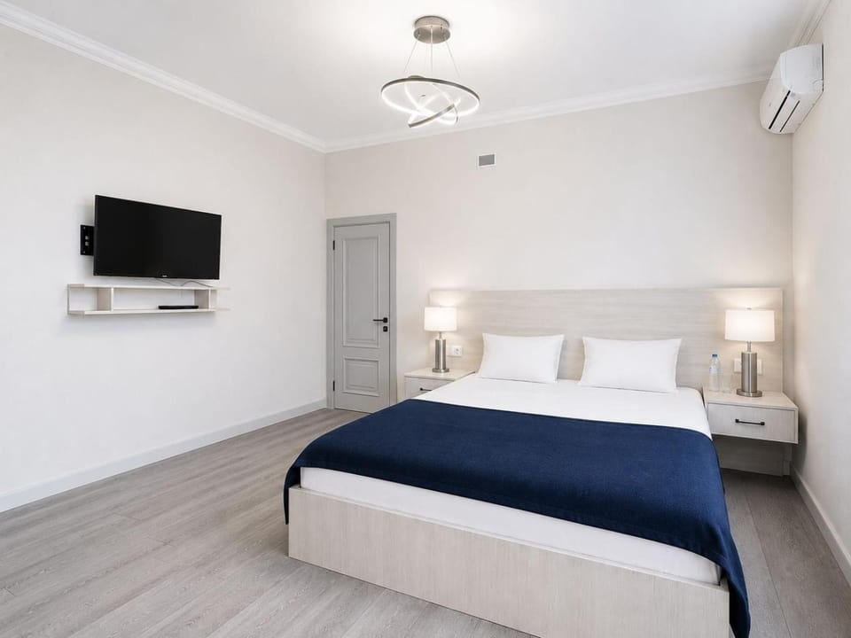 Bed, TV and multimedia, Photo of the whole room, Bedroom, air conditioner