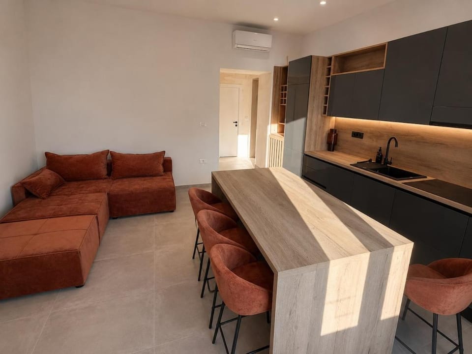 Kitchen or kitchenette, Living room, Seating area, Dining area, minibar, air conditioner