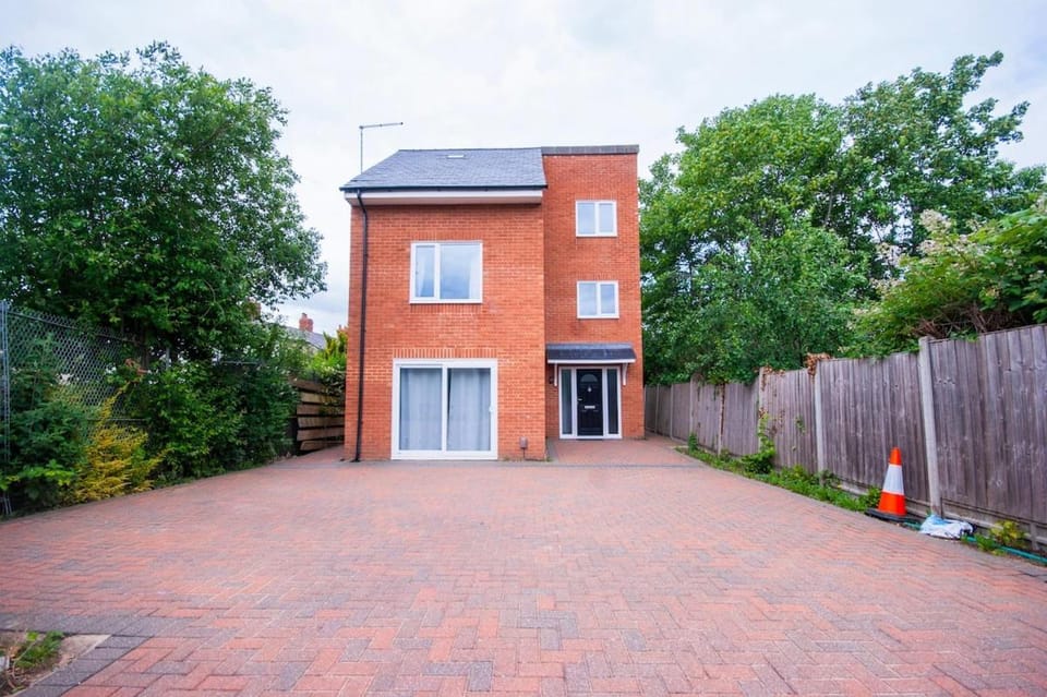 Nr Delapré Abbey - Free Parking - Contractor Stays - Sleeps 10 Apartment in Northampton