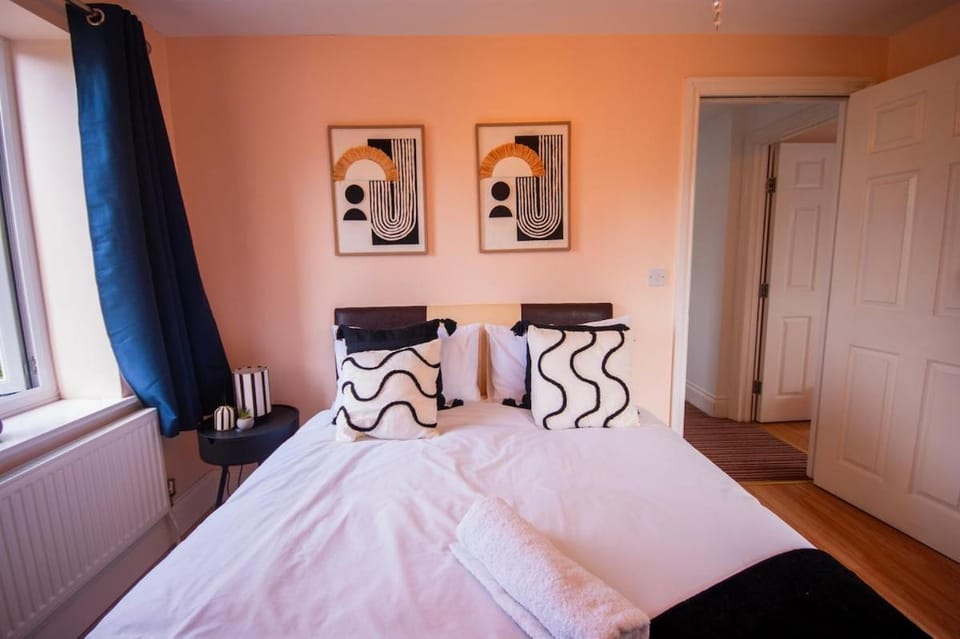 Nr Delapré Abbey - Free Parking - Contractor Stays - Sleeps 10 Apartment in Northampton