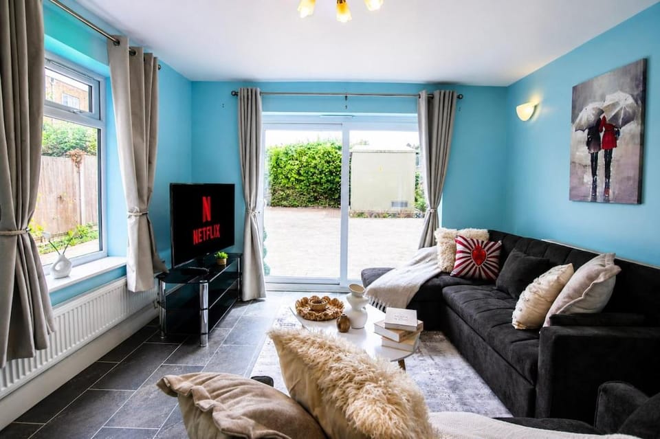 Nr Delapré Abbey - Free Parking - Contractor Stays - Sleeps 10 Apartment in Northampton