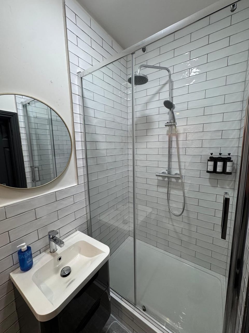 The Recharge Loft, Executive Stay with Parking & EV Apartment in Durham