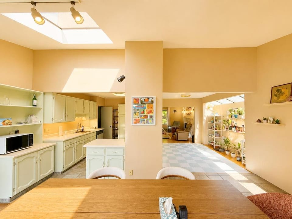 Bright Westside Home for up to 8 Near UBC Beach Downtown House in Vancouver