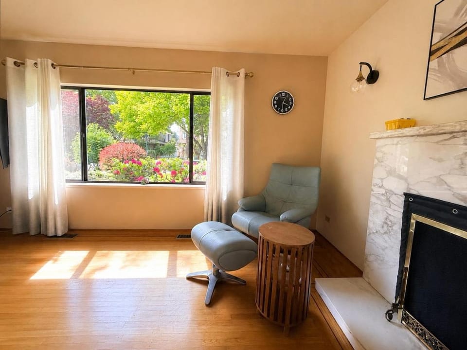 Bright Westside Home for up to 8 Near UBC Beach Downtown House in Vancouver