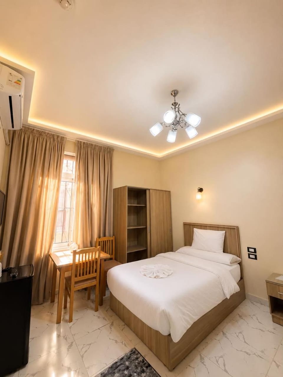 Bed, Photo of the whole room, Bedroom, fireplace, wardrobe
