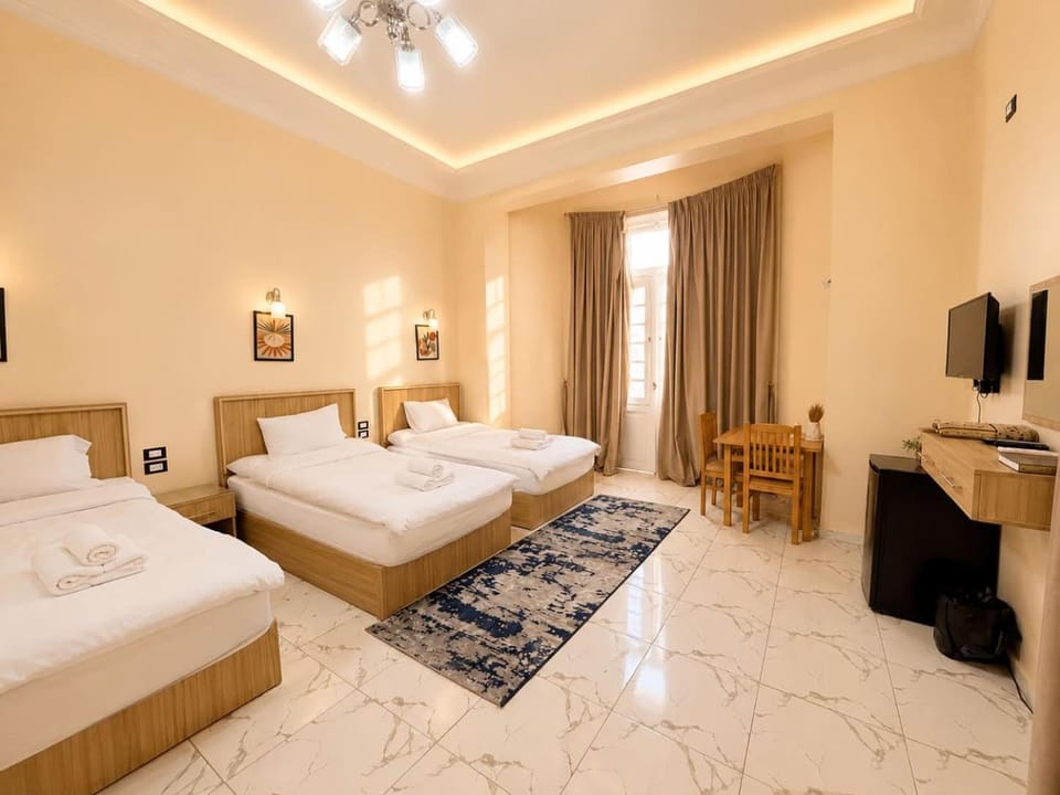Bed, TV and multimedia, Photo of the whole room, Bedroom, towels