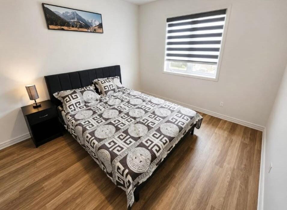 Elegant 3BR Townhome with Lounge & Parking Villa in Vaudreuil-Dorion