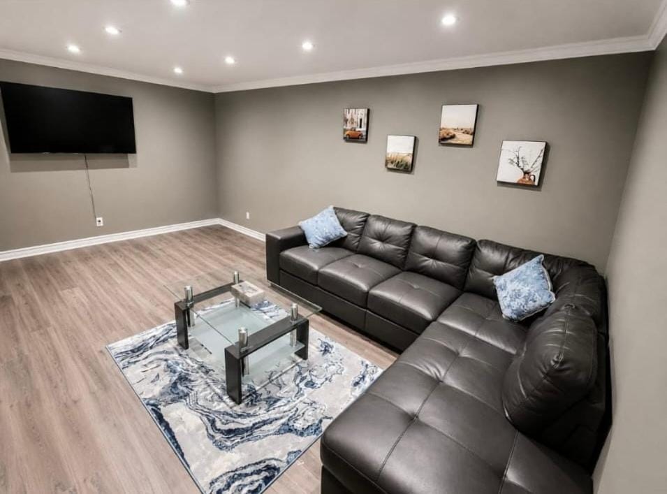 Elegant 3BR Townhome with Lounge & Parking Villa in Vaudreuil-Dorion