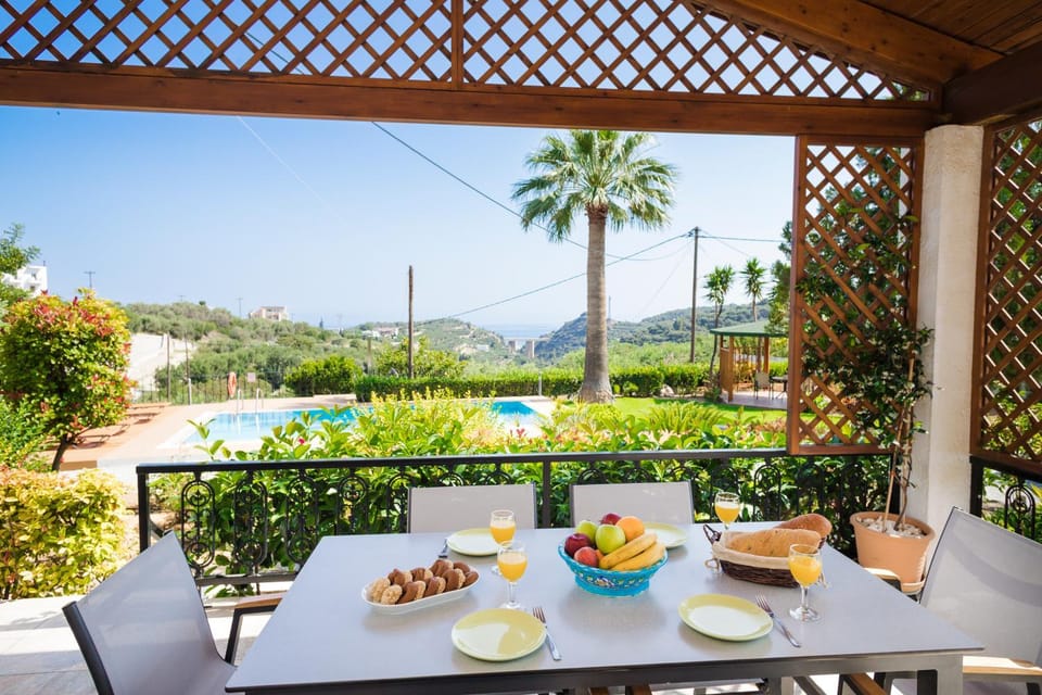 Swimming pool, Breakfast