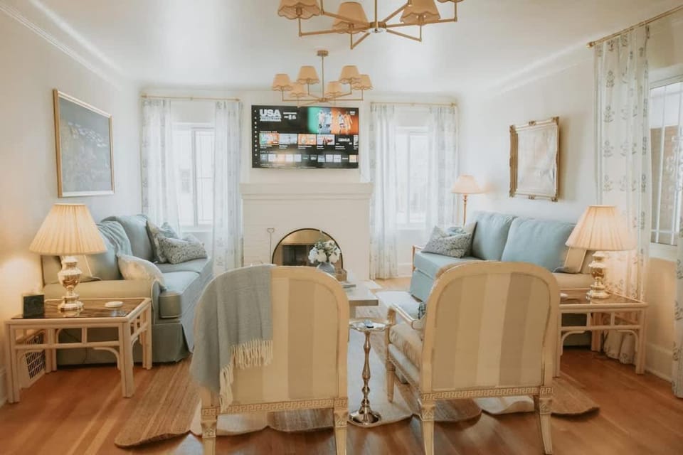 French Tea House in Old Town-Private Hot Tub-Pet Friendly! House in Albuquerque