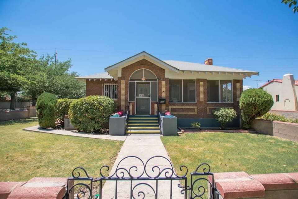 French Tea House in Old Town-Private Hot Tub-Pet Friendly! House in Albuquerque