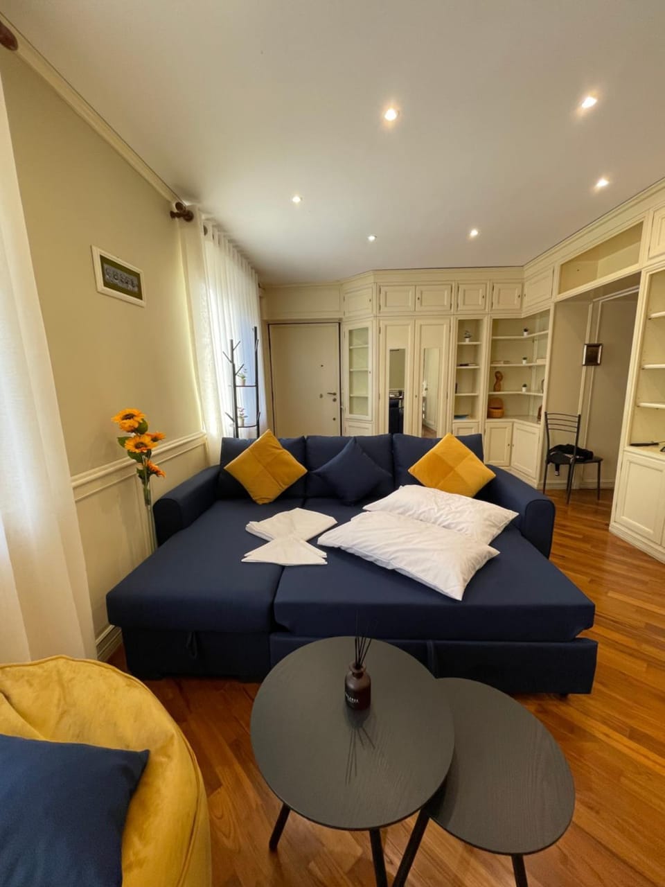 Bed, Living room, Photo of the whole room, Seating area, Bedroom