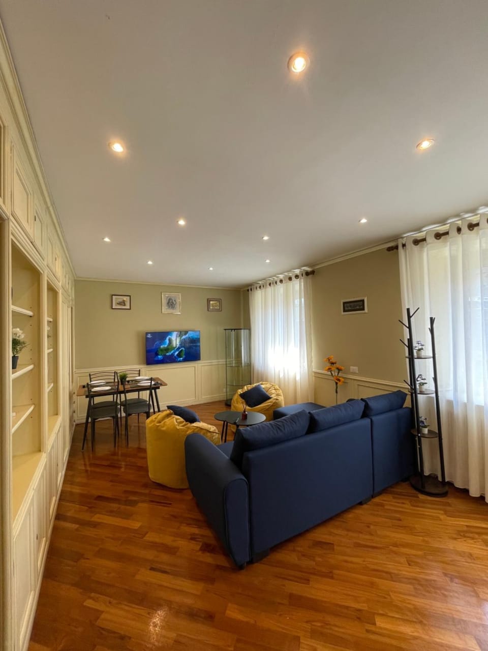 Communal lounge/ TV room, TV and multimedia, Living room, Seating area, Dining area, Evening entertainment