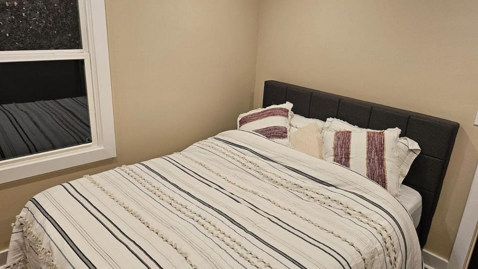 Serene 2-bedroom house in Seattle perfect for a relaxing getaway near Seatac Vacation rental in Tukwila