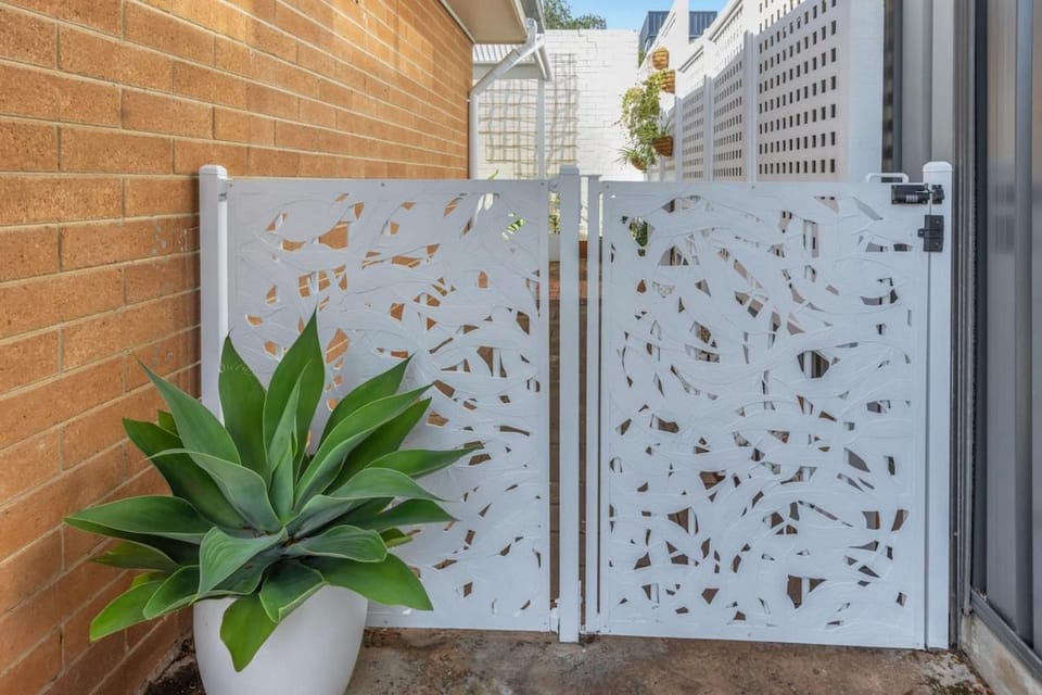 Salt & Myrtle - Designer Retreat Steps to Beach House in Adelaide