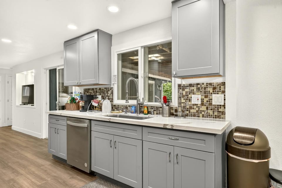 Kitchen or kitchenette, dishwasher