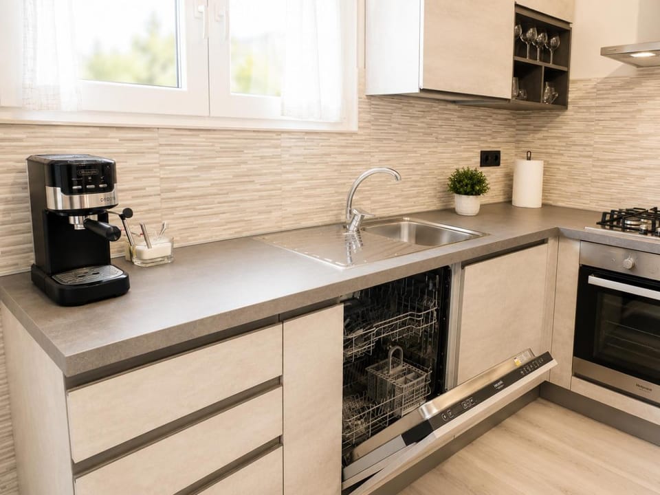 Coffee/tea facilities, dishwasher, oven, stove, kitchen