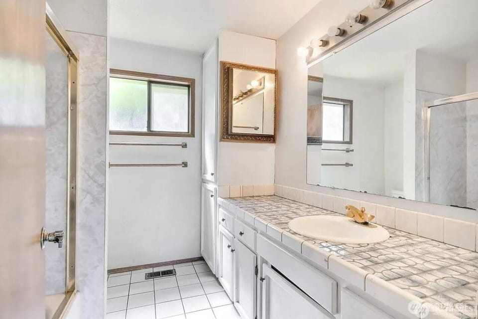 Ocean Views from Every Room| Lux Furniture&Theater House in Bryn Mawr-Skyway