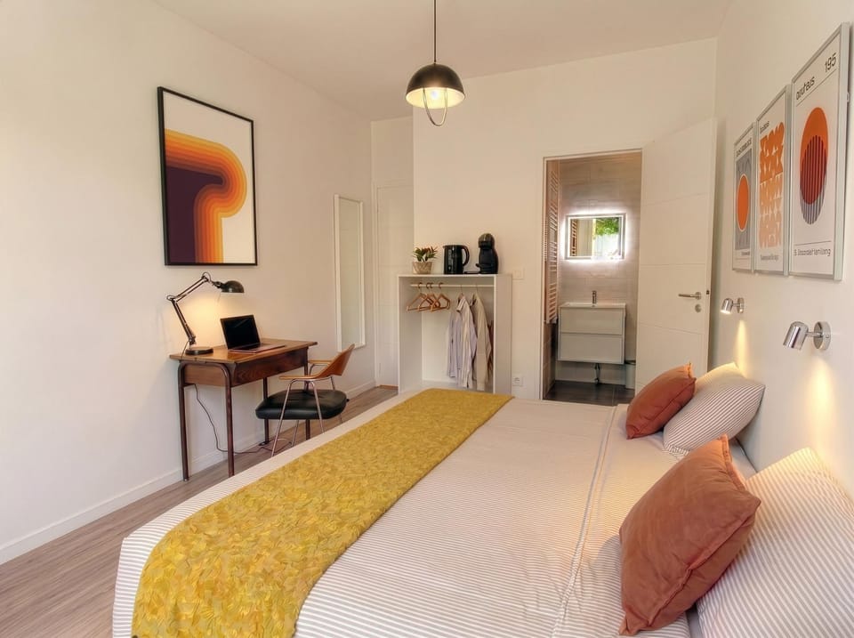 Bed, Photo of the whole room, Bedroom