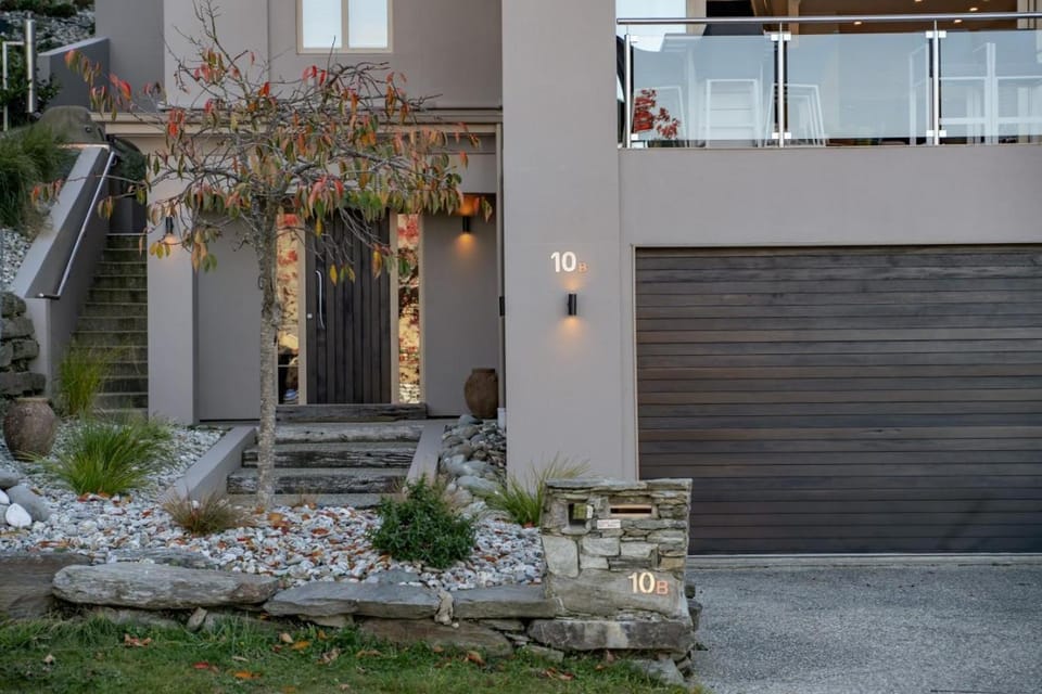 Completely Remarkable, 2 homes side by side House in Queenstown