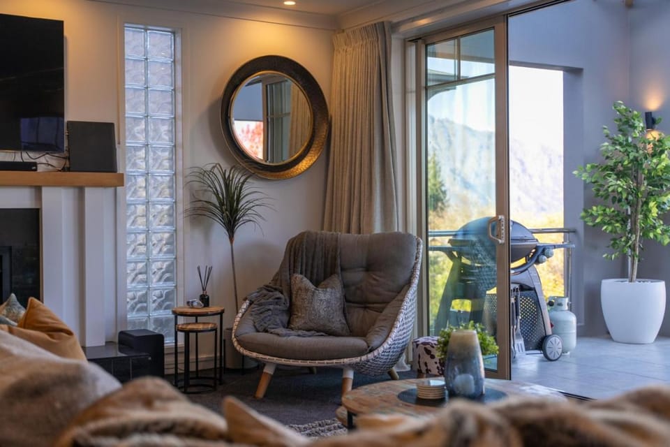 Completely Remarkable, 2 homes side by side House in Queenstown