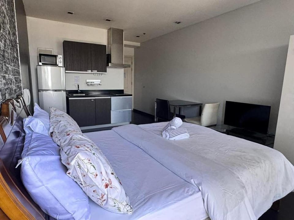 the gramercy residence with skyline view Apartment in Makati
