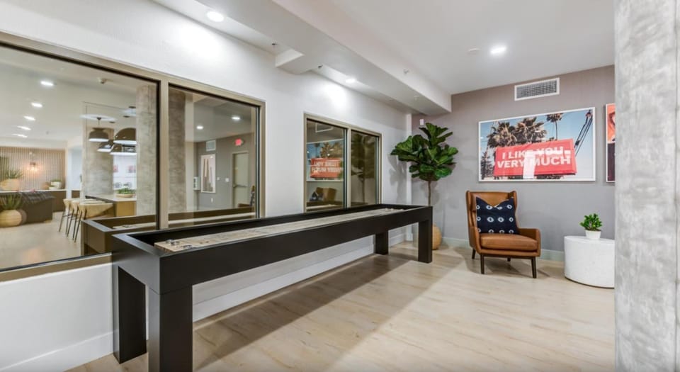 Woodland Hills Luxe Retreat 2BR with Parking Apartment in Woodland Hills