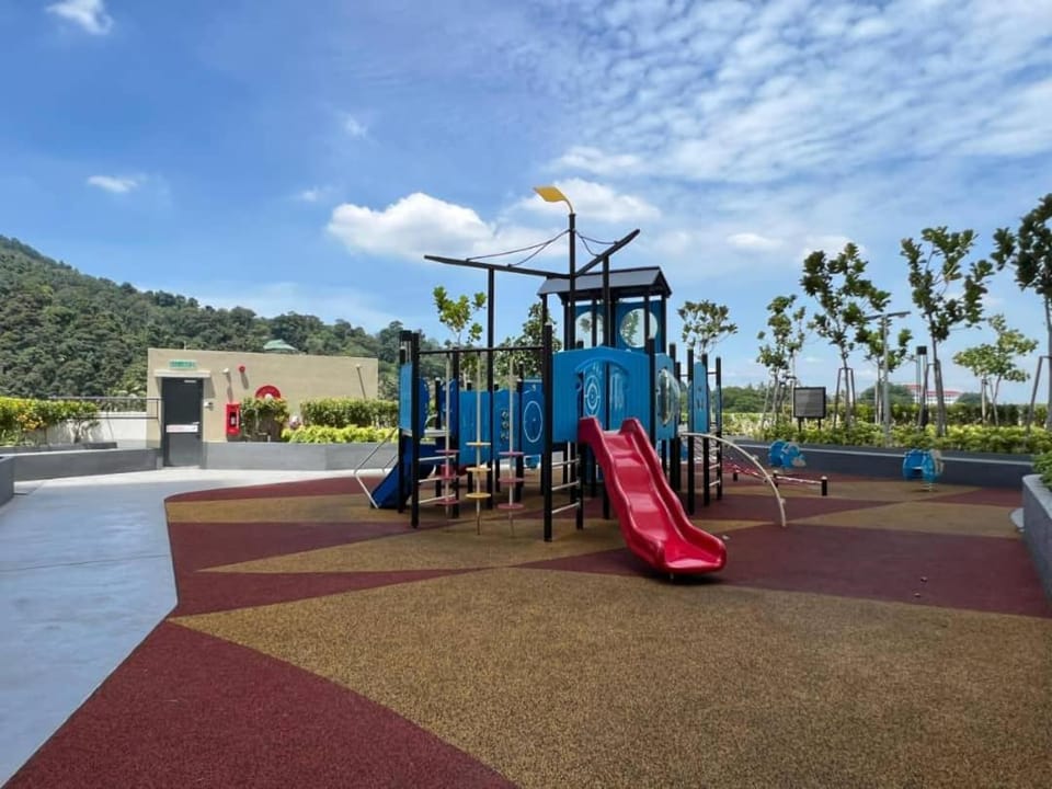 Aston Acacia 4 Bedroom Suite by Jovial Apartment in Penang