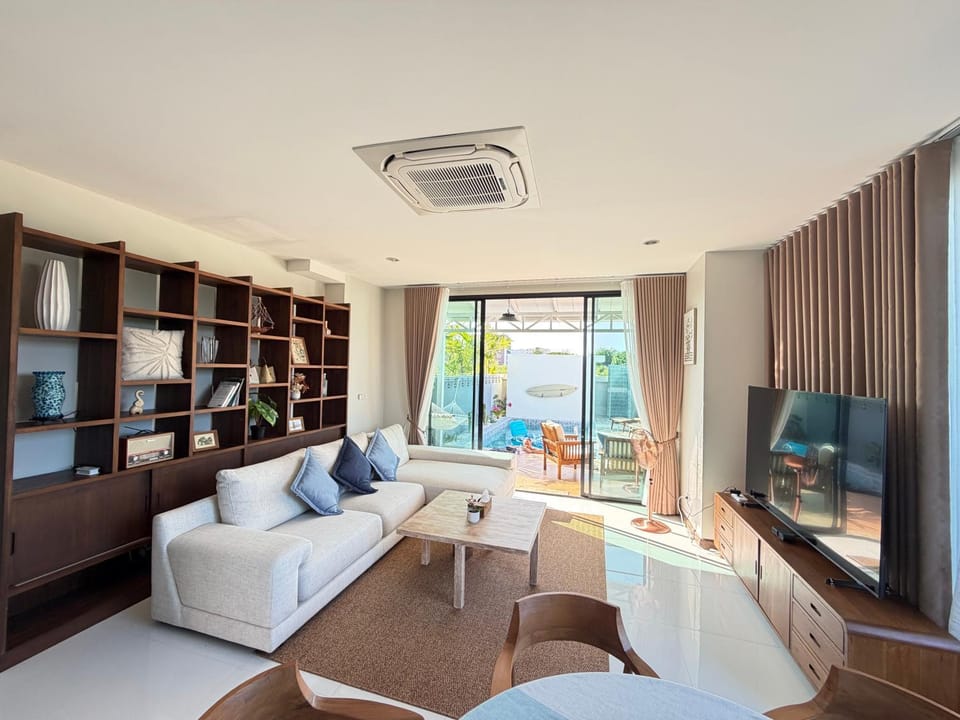 Communal lounge/ TV room, TV and multimedia, Living room, air conditioner