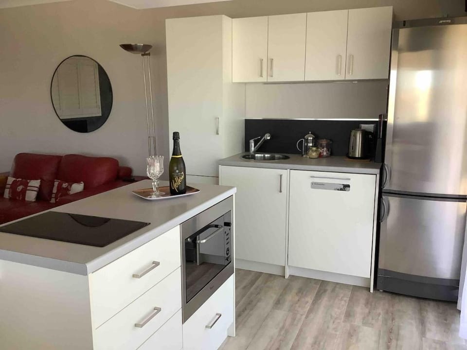 Fabulous 2 Bedroom Apartment Great ocean Views Apartment in Perth