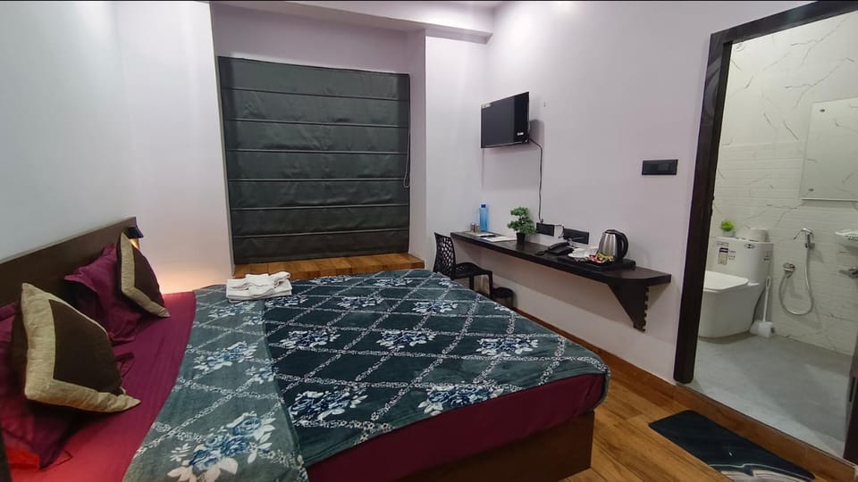 Bed, Bathroom, TV and multimedia, Photo of the whole room, Bedroom, towels